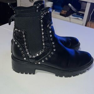 Women's Leather Pull On Size 37 Rivet Block Low Heel Ankle Chelsea Boots size 39